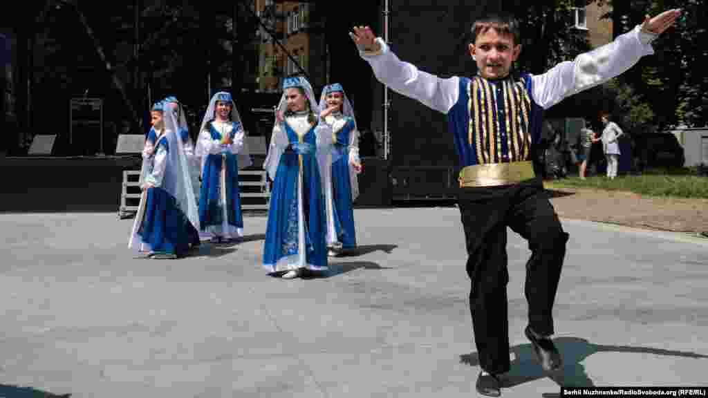 Дитячий ансамбль культурно-освітнього центру «Кримська родина» виконує кримськотатарський танець «Хайтарма»
