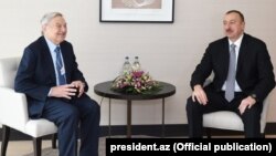 Prezident İlham Əliyev (sağda) George Soros-la görüş zamanı. İsveçrə, 22 yanvar 2015