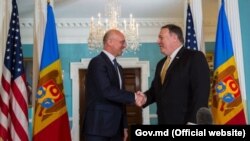 Secretarul de stat al Statelor Unite, Mike Pompeo (dreapta), şi premierul moldovean Pavel Filip