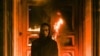 Петр Павленский перед горящей дверью здания ФСБ в Москве