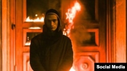 Петр Павленский у горящих дверей здания ФСБ