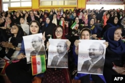 Pristalice Kalibafa, tada kandidata za predsednika, drže njegov portret tokom predizbornog skupa u Teheranu u maju 2017. godine.