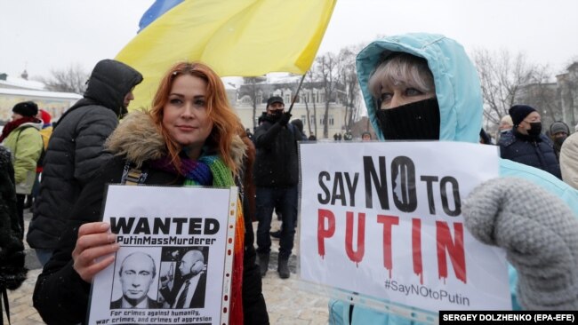 Участницы акции "Скажи Путину – НЕТ!" в центре Киева 9 января 2022 года