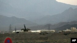 An anti-aircraft gun position is seen at Iran's nuclear enrichment facility in Natanz in 2007. 