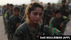 شبه‌نظامیان کرد و دیگر اعضای نیروهای دمکراتیک سوریه در سپتامبر ۲۰۱۸ در قامشلی