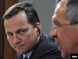 Радослав Сикорский (слева) и его российский коллега Сергей Лавров в те времена, когда Россия и Польша еще поддерживали контакты на высоком уровне (фото 2009 года)