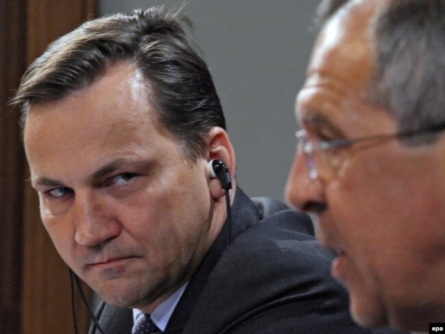 Radoslaw Sikorski (majtas) dhe homologu i tij rus Sergei Lavrov në një kohë kur Rusia dhe Polonia mbanin ende kontakte të nivelit të lartë (foto nga 2009)