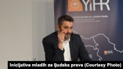Direktor Memorijalnog centra Srebrenica Emir Suljagić tokom online predavanja u organizaciji
Inicijative mladih za ljudska prava (Youth Initiative for Human Rights) 10. novembra 2020. godine u Beogradu. 