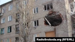 Пошкоджений обстрілами будинок в Авдіівці 