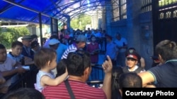 Long lines for visas at the Chinese consulate in Almaty suggest that Beijing is now keeping much closer tabs on Kazakhs traveling to and from Kazakhstan. (file photo)