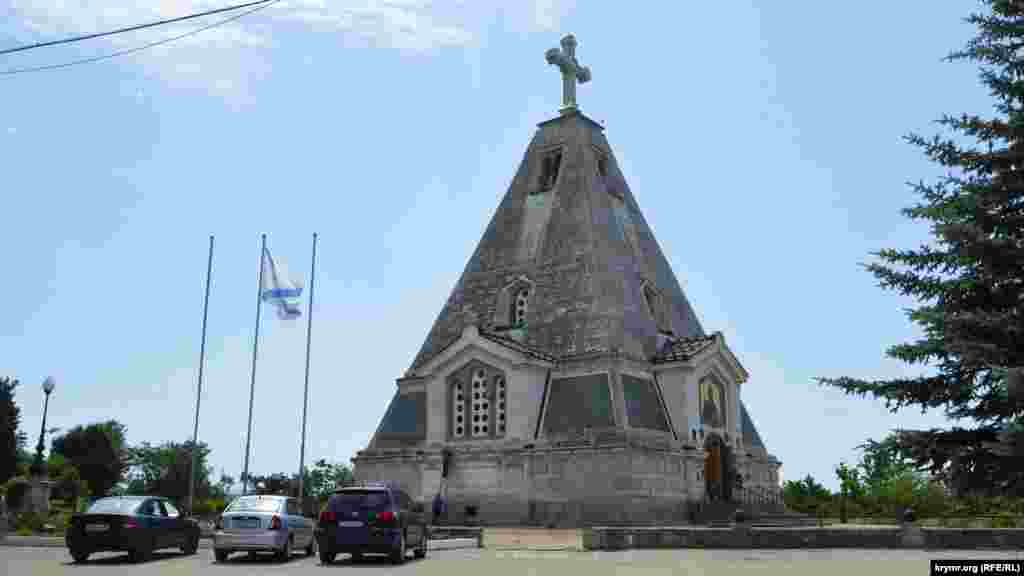 Построенный в 1870 году Свято-Никольский храм &ndash; единственный в мире христианский храм в форме пирамиды. Одновременно является памятником защитникам Севастополя в период Крымской войны. Его высота 27 метров