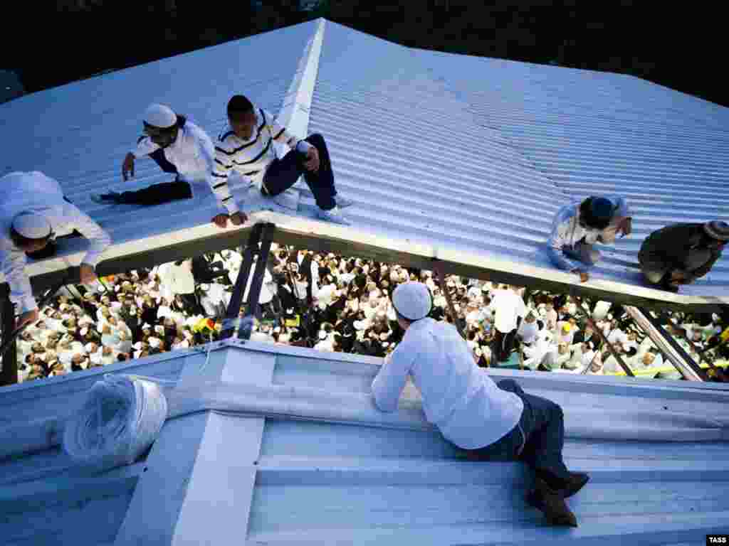 Учасники святкування Рош га-Шана на даху переповненого павільйону, де розташована могила одного із засновників хасидисзму – цадика Нахмана. Умань, 9 вересня.Photo by Vladimir Astapkovich