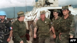 Ratko Mladic, comandantul trupelor paramilitare sârbești, aflat pe aeroportul din Sarajevo, 10 august 1993.