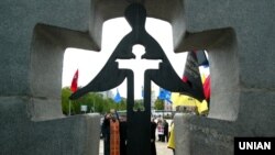 Пам'ятний знак жертвам Голодомору-гецодиду в Україні у 1932–1933 роках. Київ, 8 травня 2011 року
