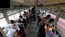 رعایت فاصله جسمی در یک بس شهری در سریلانکا