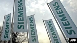 Флаги с логотипом компании Siemens в Мюнхене. 