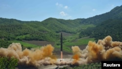 Şimali Koreya iyulun 4-də Hwasong-14 qitələrarası ballistik raketini sınaqdan keçirdiyini bəyan edib