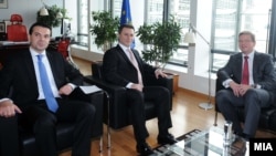 Премиерот Никола Груевски, министерот за надворешни работи Никола Попоски и еврокомесарот Штефан Филе, Брисел, Белгија, 25.10.2013.