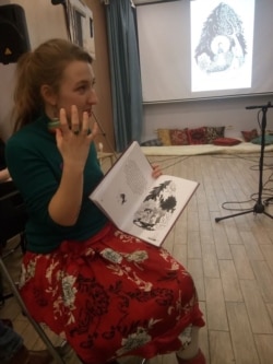 Книгу "Папуша" держит в руках ее иллюстратор Нюся Красовицкая