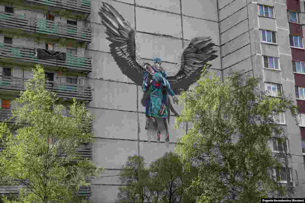 This apartment block in Odintsovo, outside Moscow, is decorated with a mural dedicated to medical specialists involved in the fight against the coronavirus. (Reuters/Yevgenia Novozhenina)