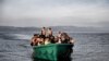 Мигранты приближаются к греческому острову Лесбос (10 ноября 2015 года)