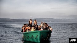 Një grup i migrantëve duke arritur më ishullin grek Lesbos nga Turqia