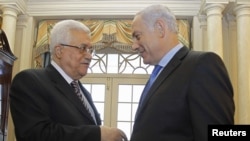 Israeli Prime Minister Binyamin Netanyahu (right) speaks with Palestinian Authority President Mahmud Abbas at the State Department in Washington on September 2.