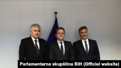 Predsjedavajući Doma naroda Parlamenta BiH Dragan Čović, komesar za proširenje i susjedstvo Evropske unije (EU) Oliver Varhelyije i predsjedavajući Zastupničkog Doma Parlamenta BiH Denis Zvizdić