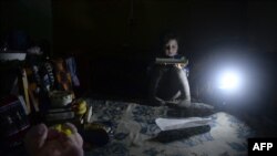 Ребенок прячется в самодельном укрытии от обстрелов в Дебальцево 