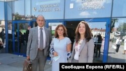 Проф. Асена Стоименова (в средата) заедно с адвоката си Христо Ботев пред Софийския районен съд