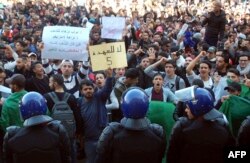 Алжирская молодежь на манифестации против выдвижения президента cтраны Абдельазиза Бутефлики на пятый срок. Оран, 26 февраля 2019 года.