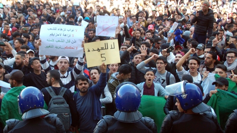 Alžiriň hassa prezidenti, protestlere garamazdan, soňky gezek dalaşgär boljagyny aýdýar