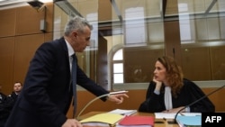 Avokati i Haradinajt, Arianit Koci, bashkë me avokaten Rachel Lindon, që e mbron Haradinajn në Francë.