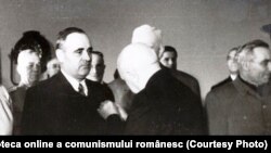 MAN îi acordă lui Gheorghiu Dej titlul de Erou al Muncii Socialiste și medalia Secera și ciocanul, cu ocazia împlinirii a 50 de ani. Sursa: Fototeca online a comunismului românesc; cota: 168/1951