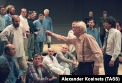 Борис Покровский (в центре) во время репетиции оперы Модеста Мусоргского "Хованщина" в Большом театре, 1995