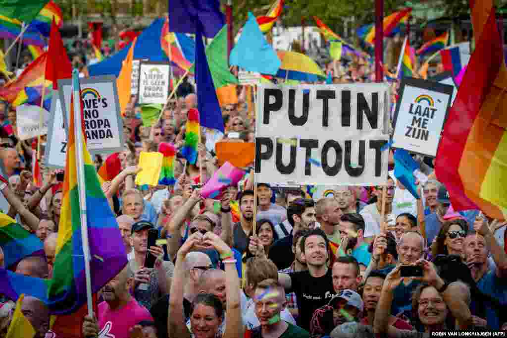 В разных странах проходят акции в поддержку российского ЛГБТ-сообщества. На снимке - демонстрация против российского &quot;гомофобного&quot; закона в Нидерландах.&nbsp;