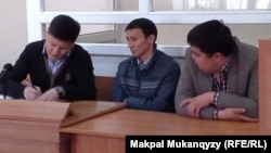 Подсудимые Бахытжан Колдасбеков (в центре), Медет Акимхан (справа) и их адвокат Абдал Тазабеков в суде. Алматы, 23 апреля 2014 года.