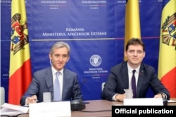 Și Negrescu (dreapta) a întreprins mai multe vizite oficiale de-a lungul timpului la Chișinău, inclusiv din poziția de ministru al Afacerilor Europene.