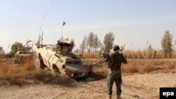 Afghan security officials take positions during an operation against Taliban militants in Lashkar Gah, on December 19, 2016.