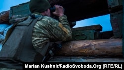 Солдати спостерігають за позиціями проросійських сил в Мар’їнці