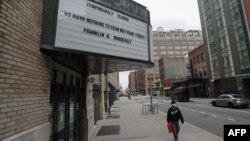 Надпись на кинотеатре в Нью-Йорке: «Временно закрыт». «Нам нечего бояться, кроме самого страха. Франклин Делано Рузвельт»