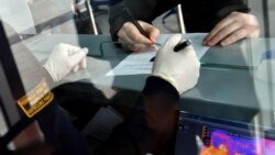 Putnik ispunjava upitnik o zdravstvenom stanju na Međunarodnom aerodromu Sarajevo, 14. mart