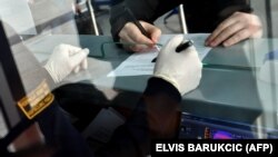 Putnik ispunjava upitnik o zdravstvenom stanju na Međunarodnom aerodromu Sarajevo, 14. mart
