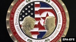 Detaliu de o monedă comemorativă, numită „moneda provocăriip care celebrează posibilul summit americano-nord-coreean de la Singapore