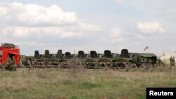 Российская военная техника у городка Валуйки в Белгородской области, 16 апреля 2014 года. 