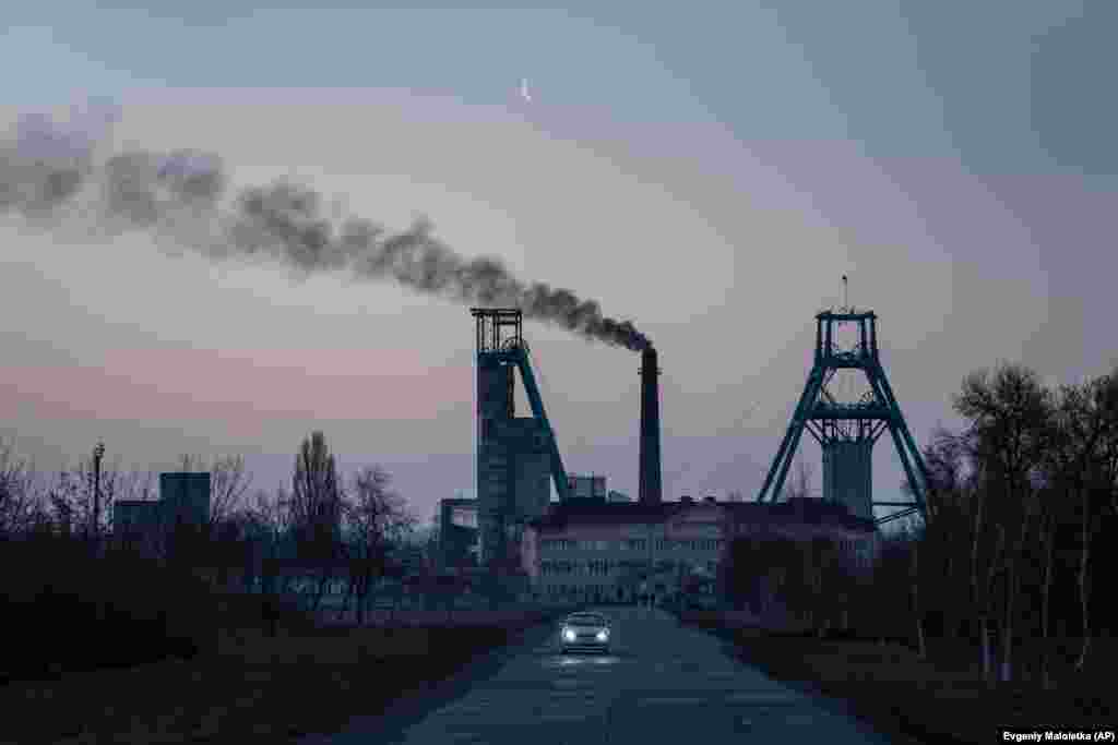 The Stepova coal mine just before dawn in Pershotravensk in eastern Ukraine&#39;s Dnipropetrovsk region (AP/Evgeniy Maloletka)