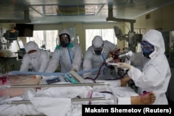 Подготовка к перемещению пациента с COVID-19 в отделение интенсивной терапии. Москва, ГКБ №52, 28 апреля 2020 года