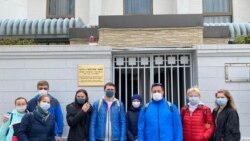 Российские туристы ждут помощи у посольства в Токио, но ее нет