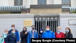 Российские туристы ждут помощи у посольства в Токио, но ее нет