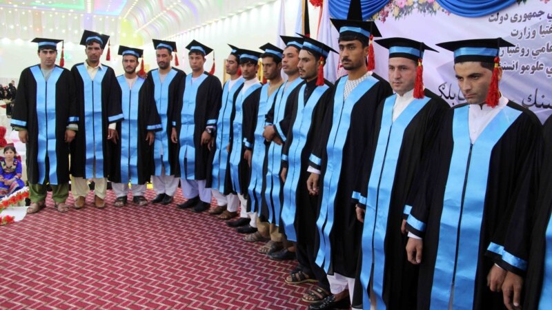 وزارت تحصیلات عالی طالبان، پوشیدن چپن و کلاه سیاه در جشن‌های فراغت را ممنوع کرد